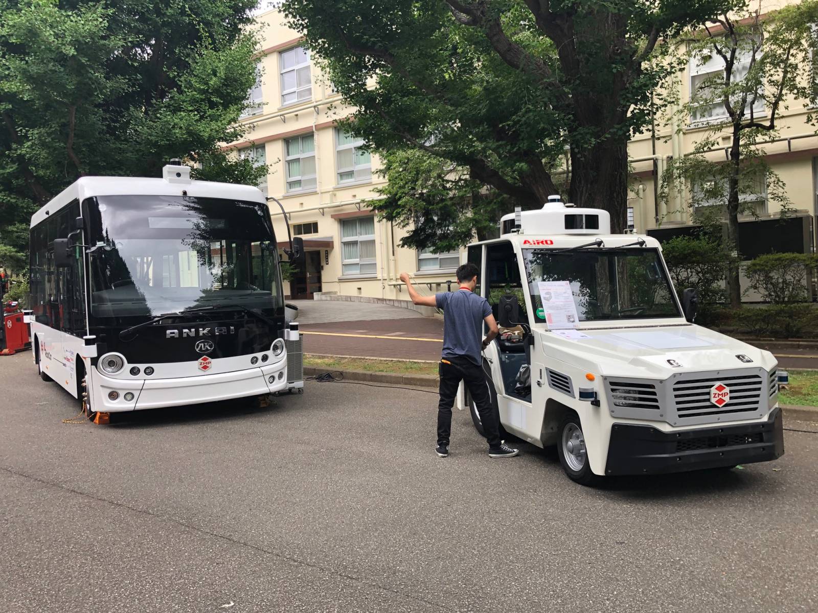 自動運転電気バス「RoboCar Mini EV Bus」（左）と「Carrio Tractor 25T」（右）