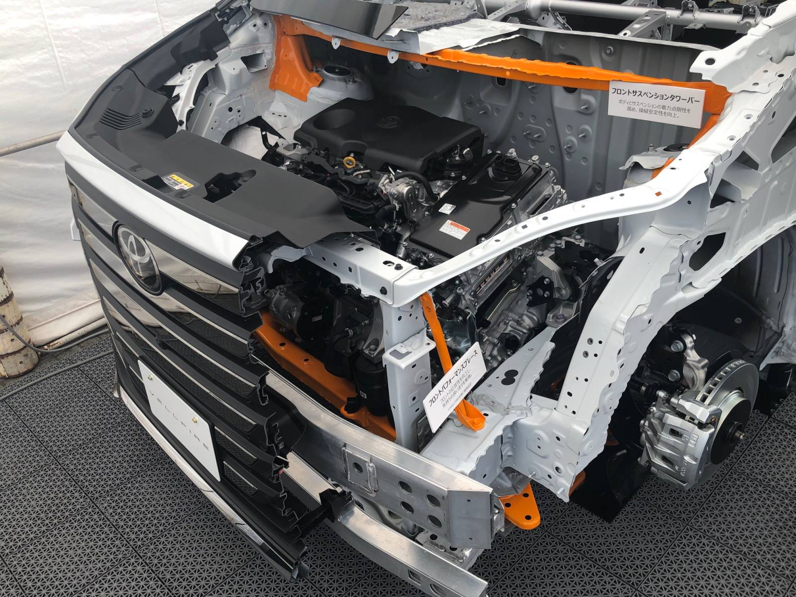 新型アルファード・ヴェルファイアのシリーズハイブリッド車の技術展示。