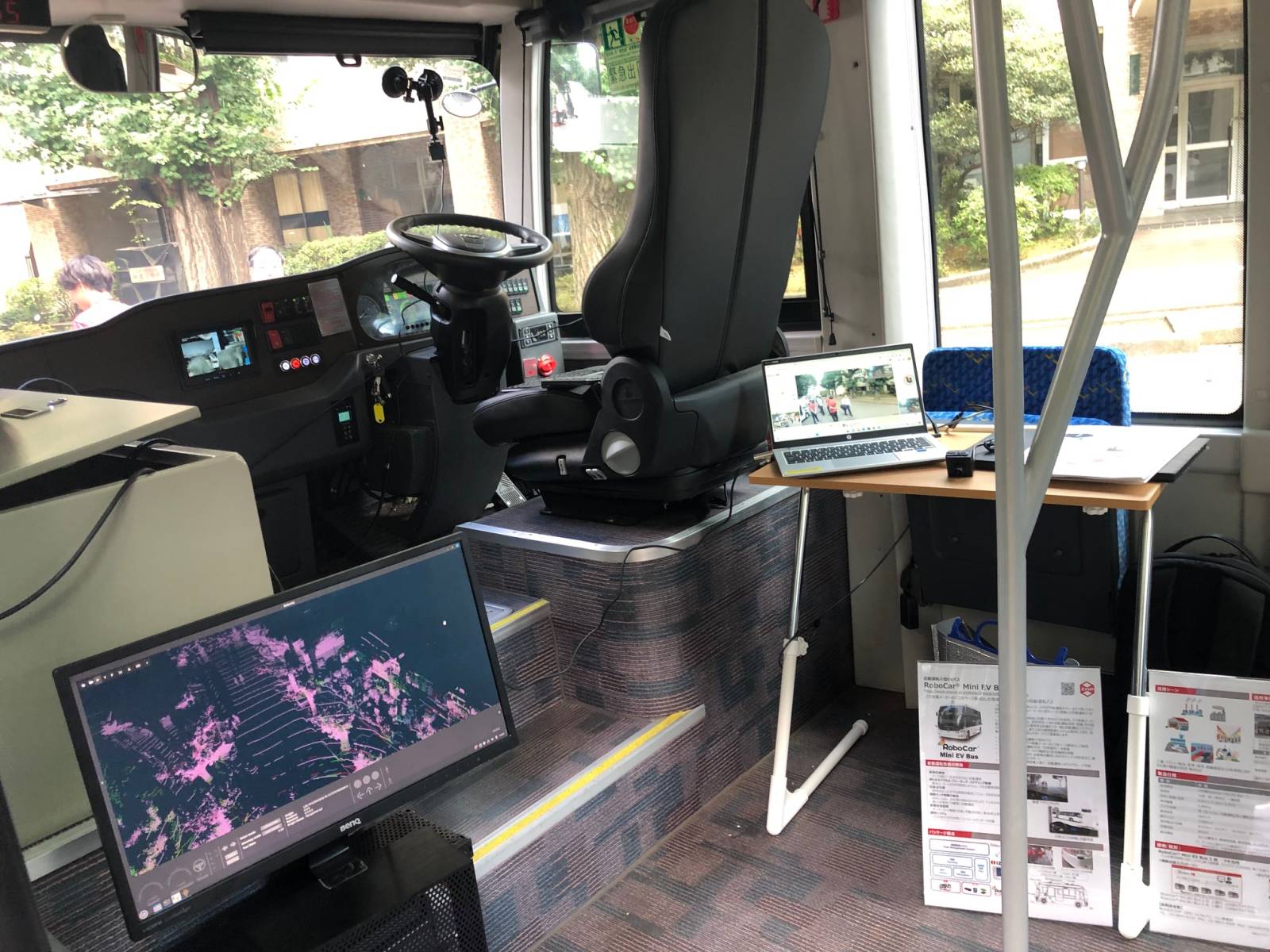 「RoboCar Mini EV Bus」展示車の内部の様子