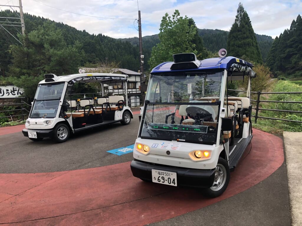 福井県永平寺町の自動運転レベル4で使用するヤマハ製EV。筆者撮影