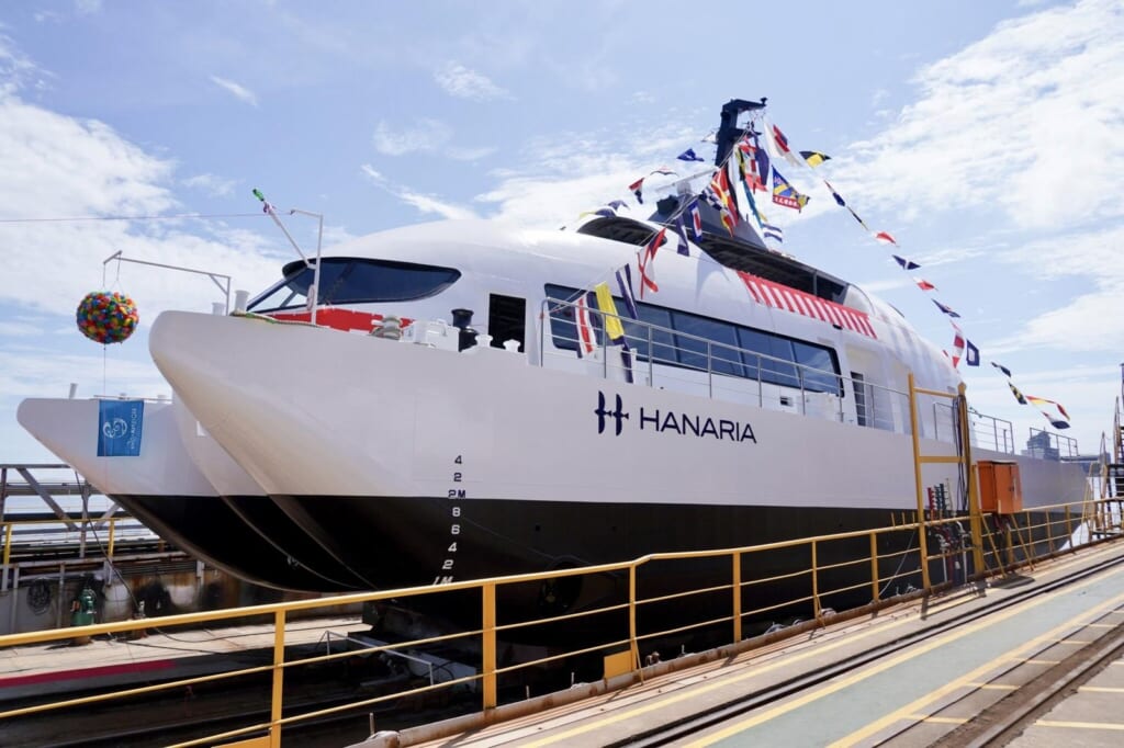 ヤンマーの水素燃料電池システムを搭載したハイブリッド旅客船「ハナリア」（photo=モテナシー）