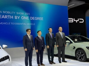 （左から）BYD ブランディング及びPR事業部統括 李 雲飛（り うんひ）、BYDグループ総裁 王 伝福（おう でんふく）、ビーワイディージャパン取締役社長 劉 学亮（りゅう がくりょう）、BYD Auto Japan代表取締役社長 東福寺 厚樹