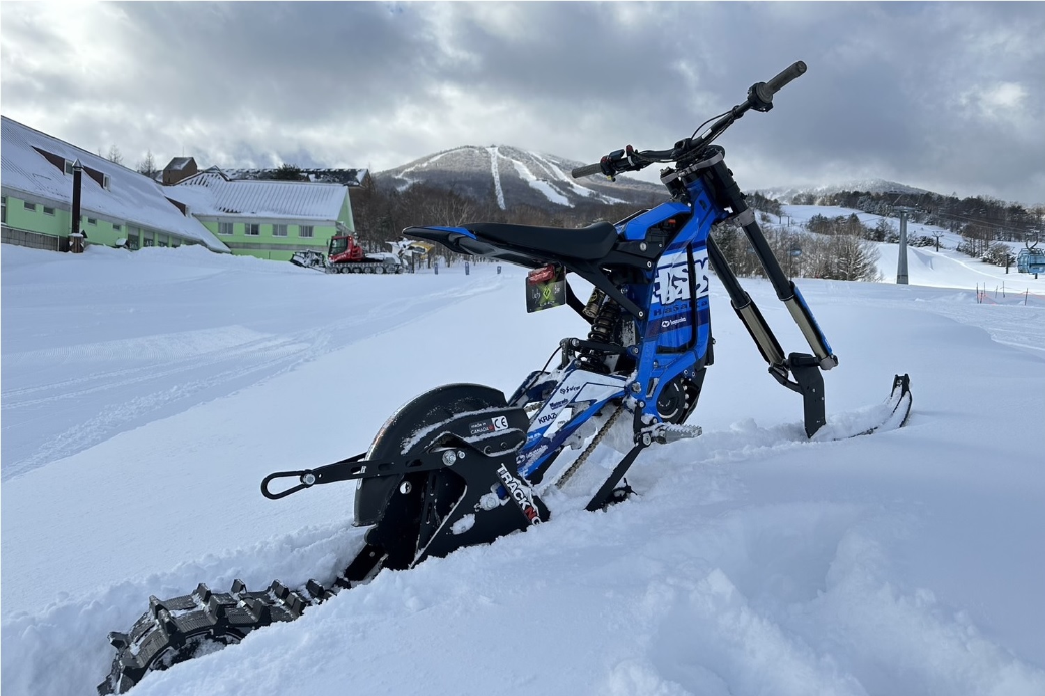 ハヤサカサイクル　安比高原スキー場e-スノーパークとe-スノーツアーに使用されるe-スノーバイク