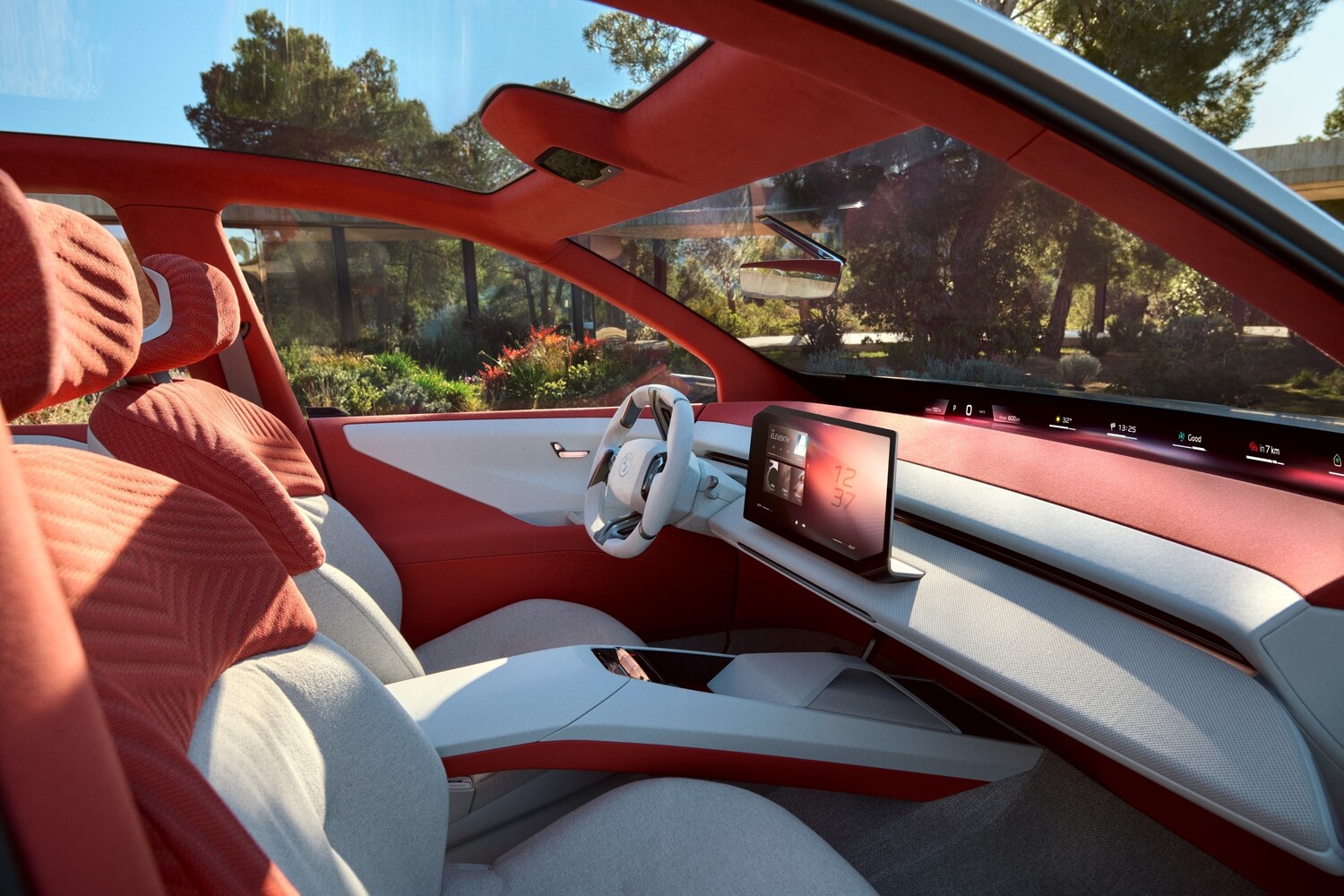2024年3月発表　BMWビジョン ノイエクラッセ エックスのインテリア　運転席回りにはパノラミックビジョンを採用