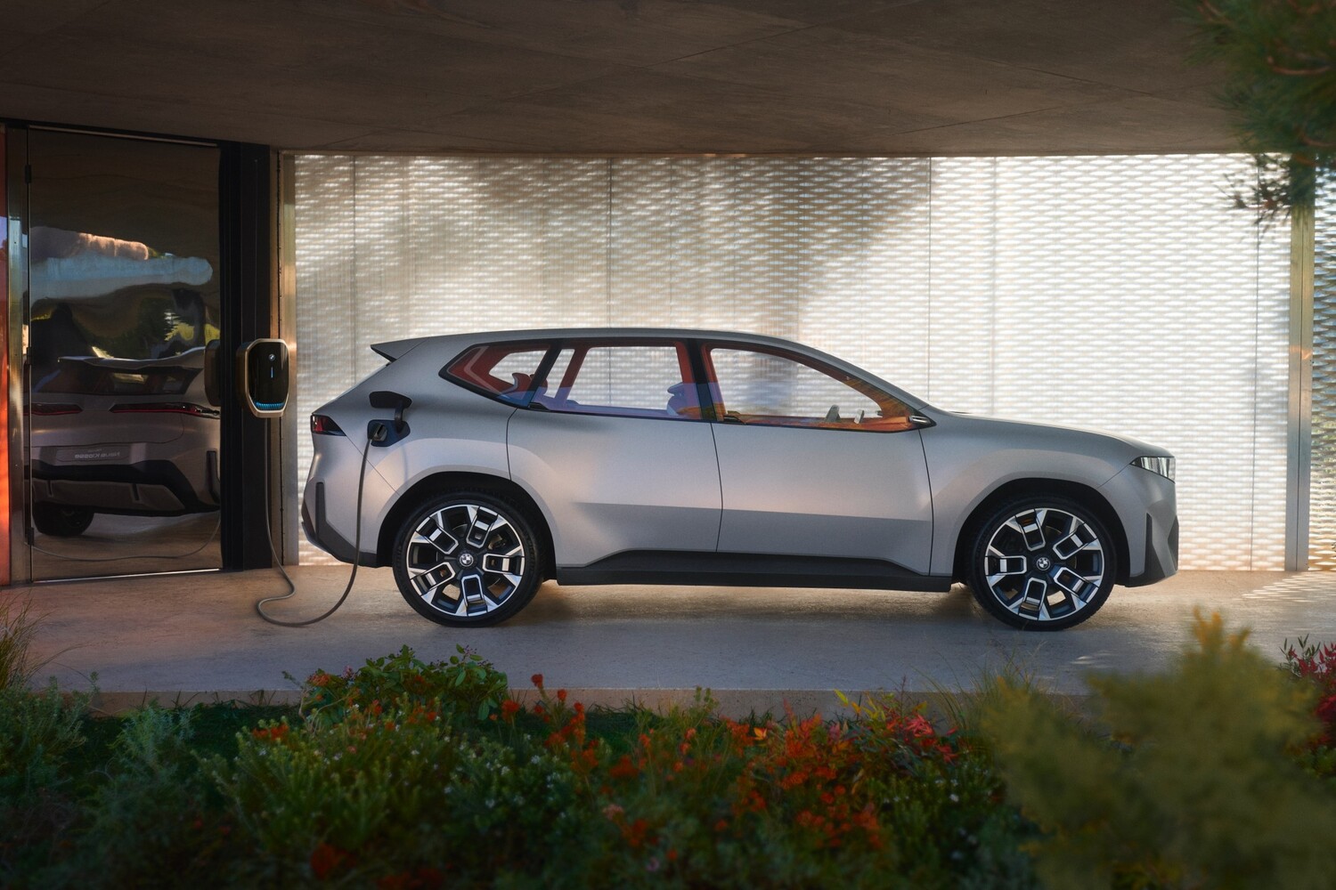 2024年3月発表　BMWビジョン ノイエクラッセ エックスのサイドビュー EV充電口は左リヤの側面に設けられている