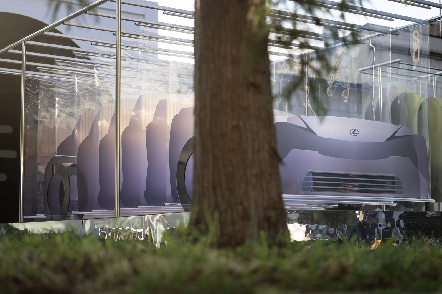 ミラノデザインウィーク2024にレクサスが出展　展示されたインスタレーション作品「8分20秒」の周囲には太陽を想起させる展示物や木々、ベンチが配置されている
