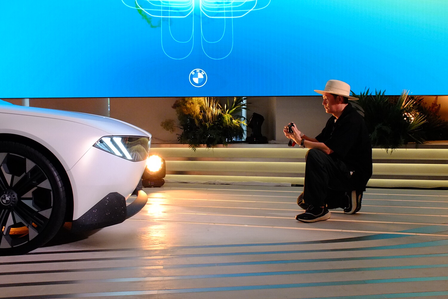 BMW最新のコンセプトカー「ノイエクラッセ」を自前のカメラで撮影する俳優の井浦新