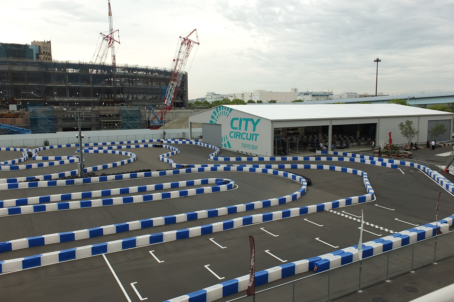 シティサーキット東京ベイを俯瞰で見る　左手に屋外コース　右手に屋内カート場やシミュレーターを設置した建物が見える