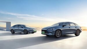 ※Qin Plus Honor EditionはBEV（左）とPHEV（右）をそれぞれラインアップ