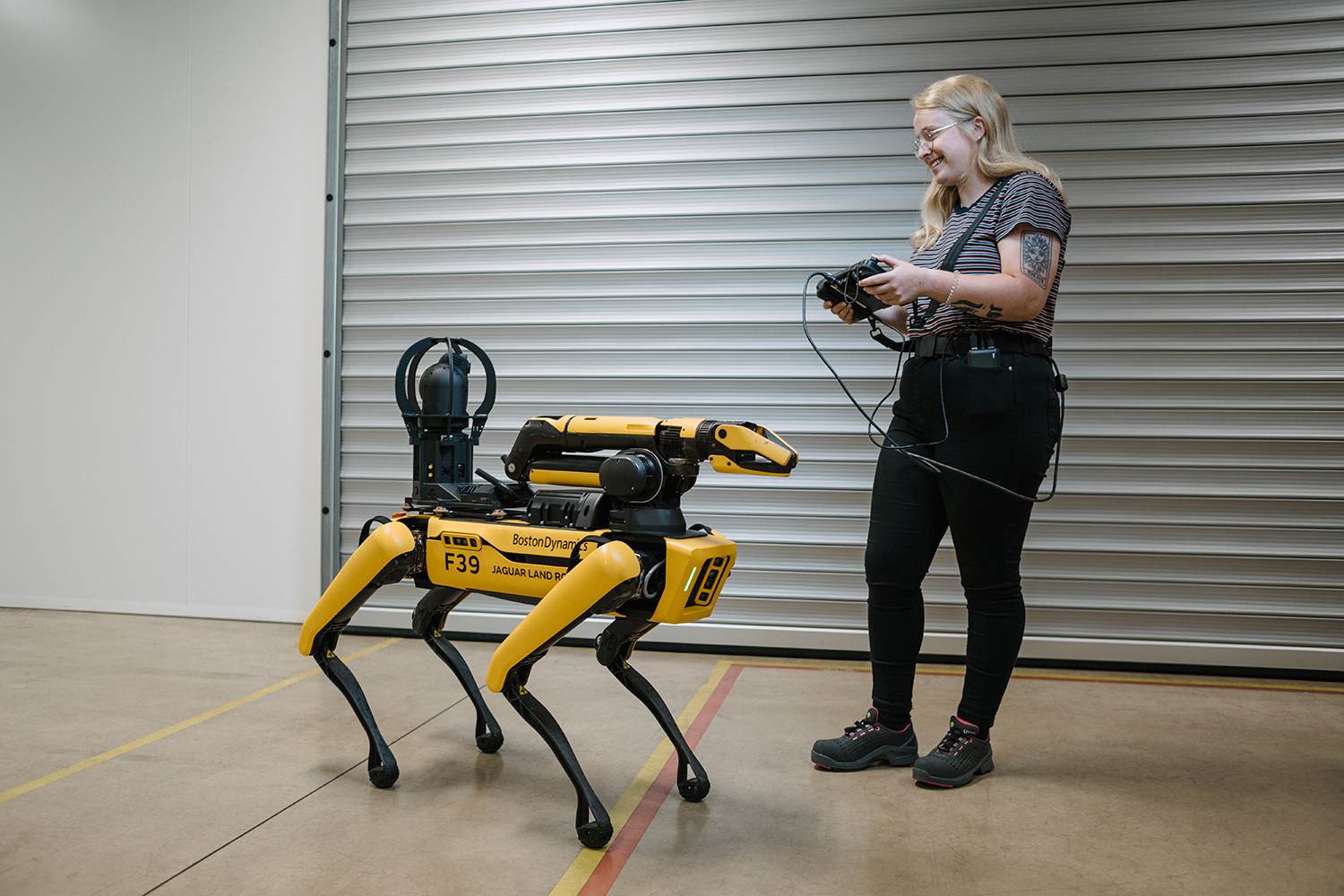 犬型ロボット「ROVER」