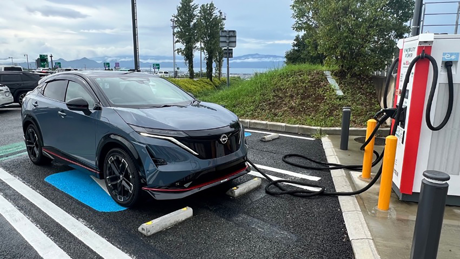 充電中の日産アリア