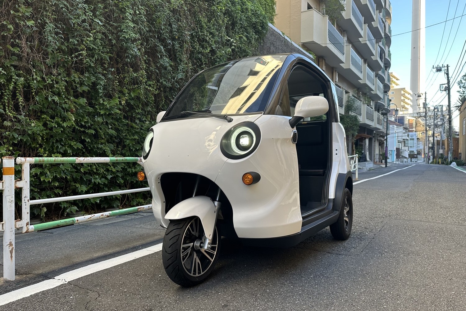 EVジェネシスが開発中の、充電不要の小型EV「スリールオーター」に、災害時に電気を届けるためのキットを搭載した「小型EV電配車」を開発した