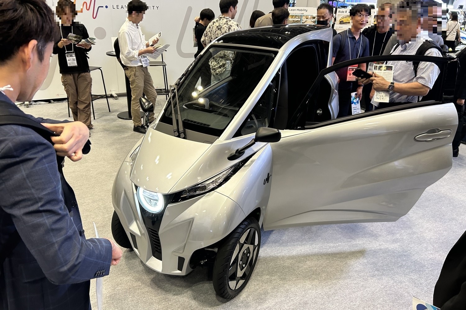 ジャパンモビリティショー ビズウィーク2024に出品されたリーンモビリティの都市型小型3輪EV「リーン3」　ボディ左側にドアを持ち、後席のアクセスにも優れる　ブースは終日人だかりだった