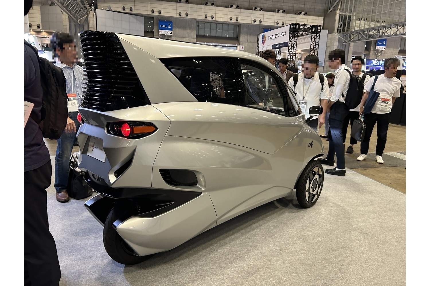 ジャパンモビリティショー ビズウィーク2024に出品されたリーンモビリティの都市型小型3輪EV「リーン3」のリア周り。バイクのようなタイヤ構造とエアコンユニットの排熱目的に取り付けられた巨大なルーバーが目をひく