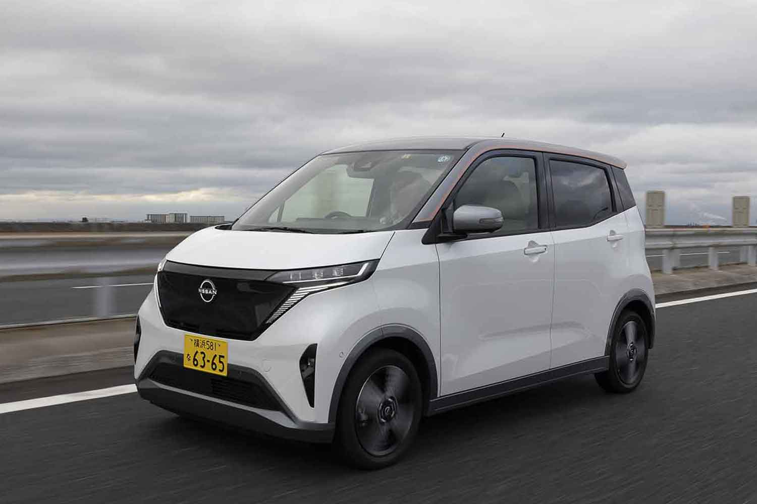 日産の軽乗用EV「サクラ」の走行シーン