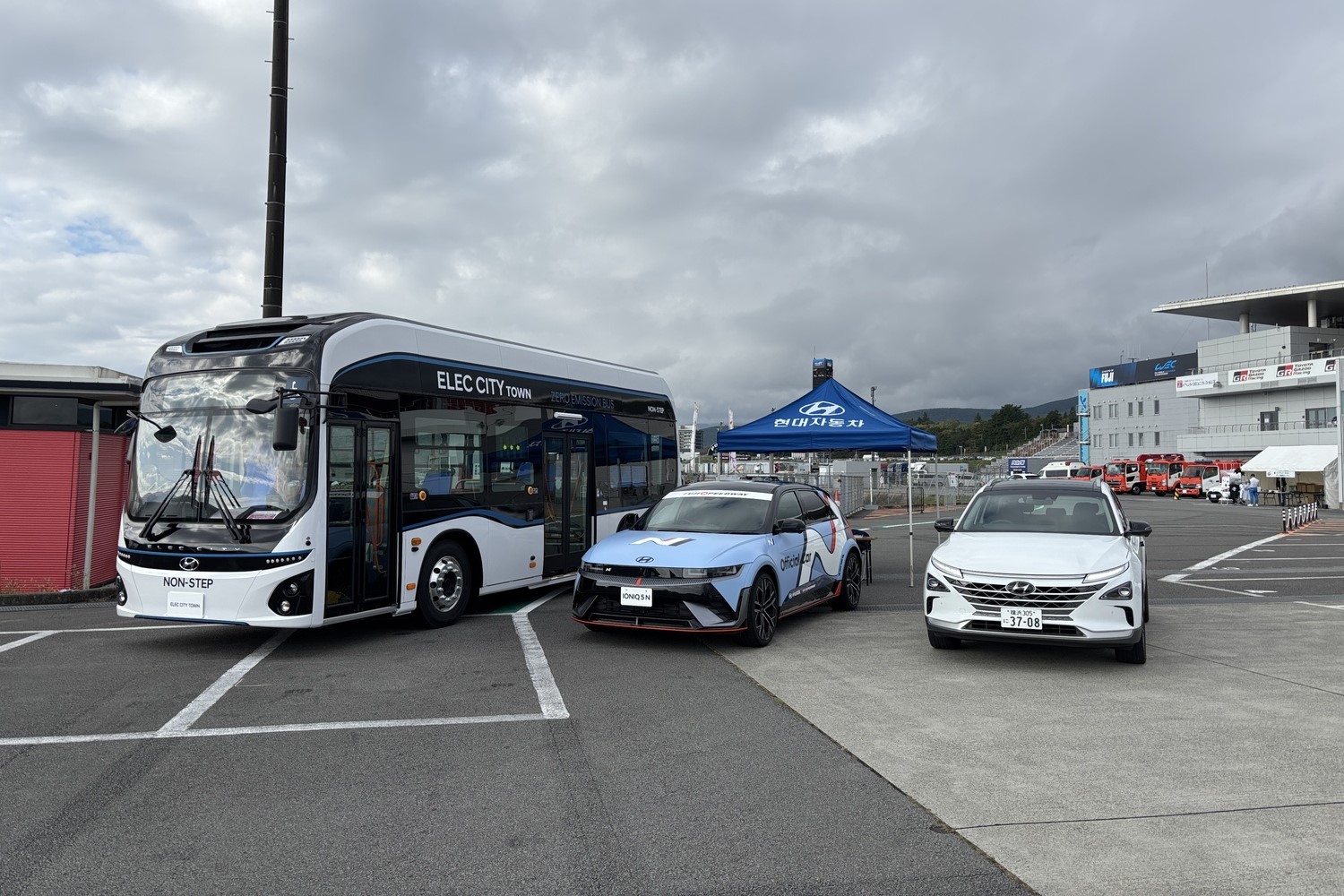 2024年10月27日開催された「ジャパントラックショー in Fuji Speedway」に展示されたヒョンデの中型EV路線バス「エレク シティ タウン」とハイパフォーマンスEV「アイオニック 5 N」、水素燃料電池車「ネッソ」　ヒョンデを代表する3車種がそろい踏みした