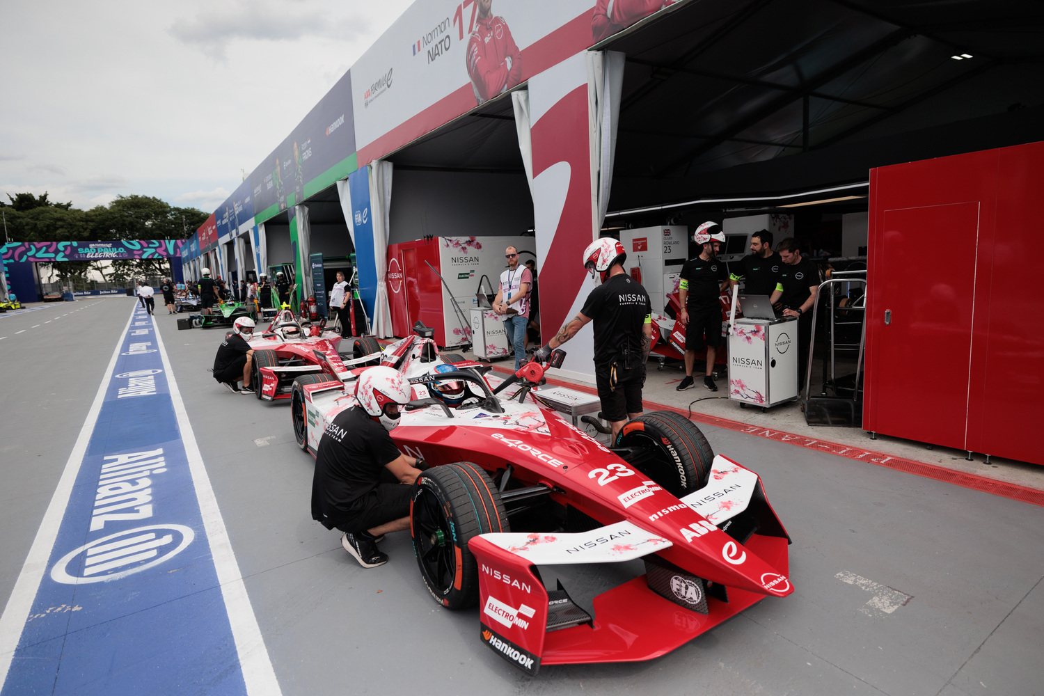 フォーミュラEシーズン11開幕戦サンパウロePrix　決勝レースは2回の赤旗でピットレーン待機する時間が長かった　写真は日産チームの2台