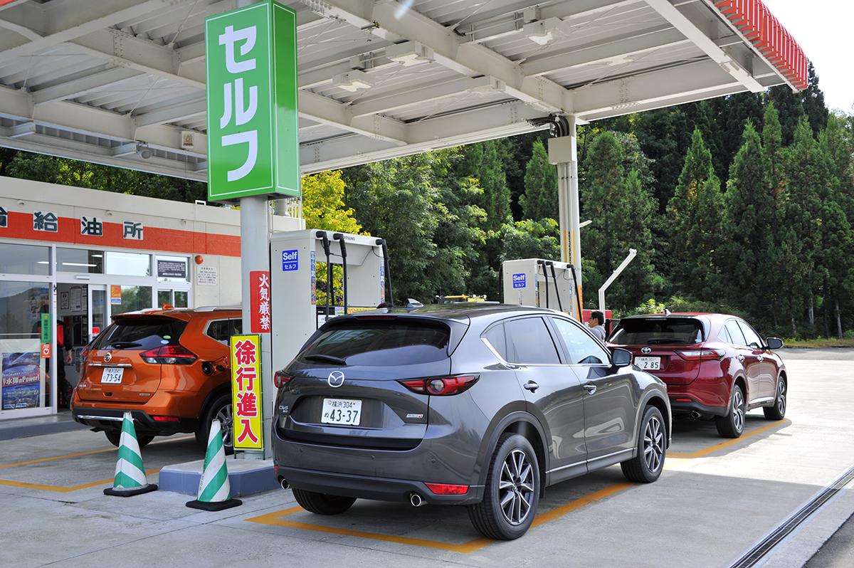 ガソリンスタンドで給油する車両