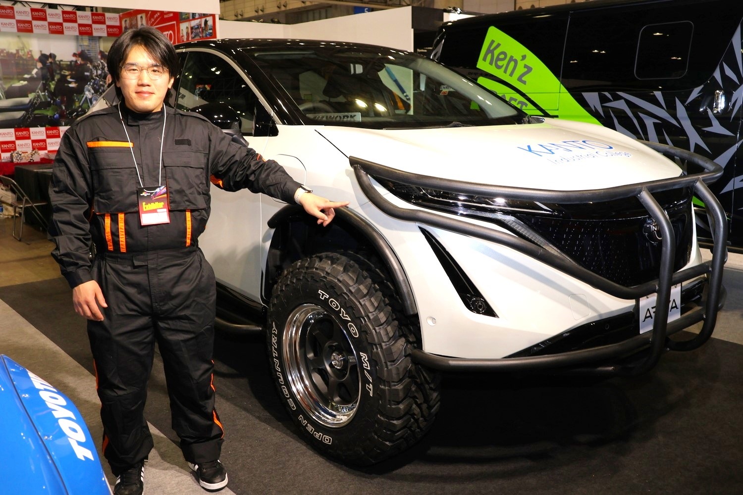 東京オートサロン2025の関東工業自動車大学校ブースに展示された日産アリアのカスタム車両　車体整備課3年の大野さんが一人で作り上げた