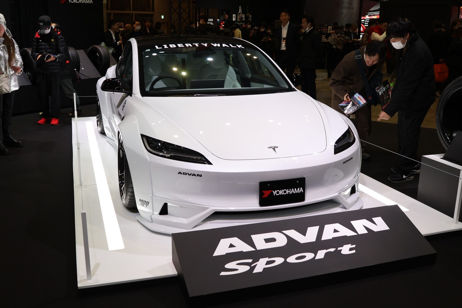 東京オートサロン2025　横浜ゴムのブースに展示されたリバティウォークのEV向けエアロシリーズ「LB-E-WORKS」を装着したテスラ・モデル3