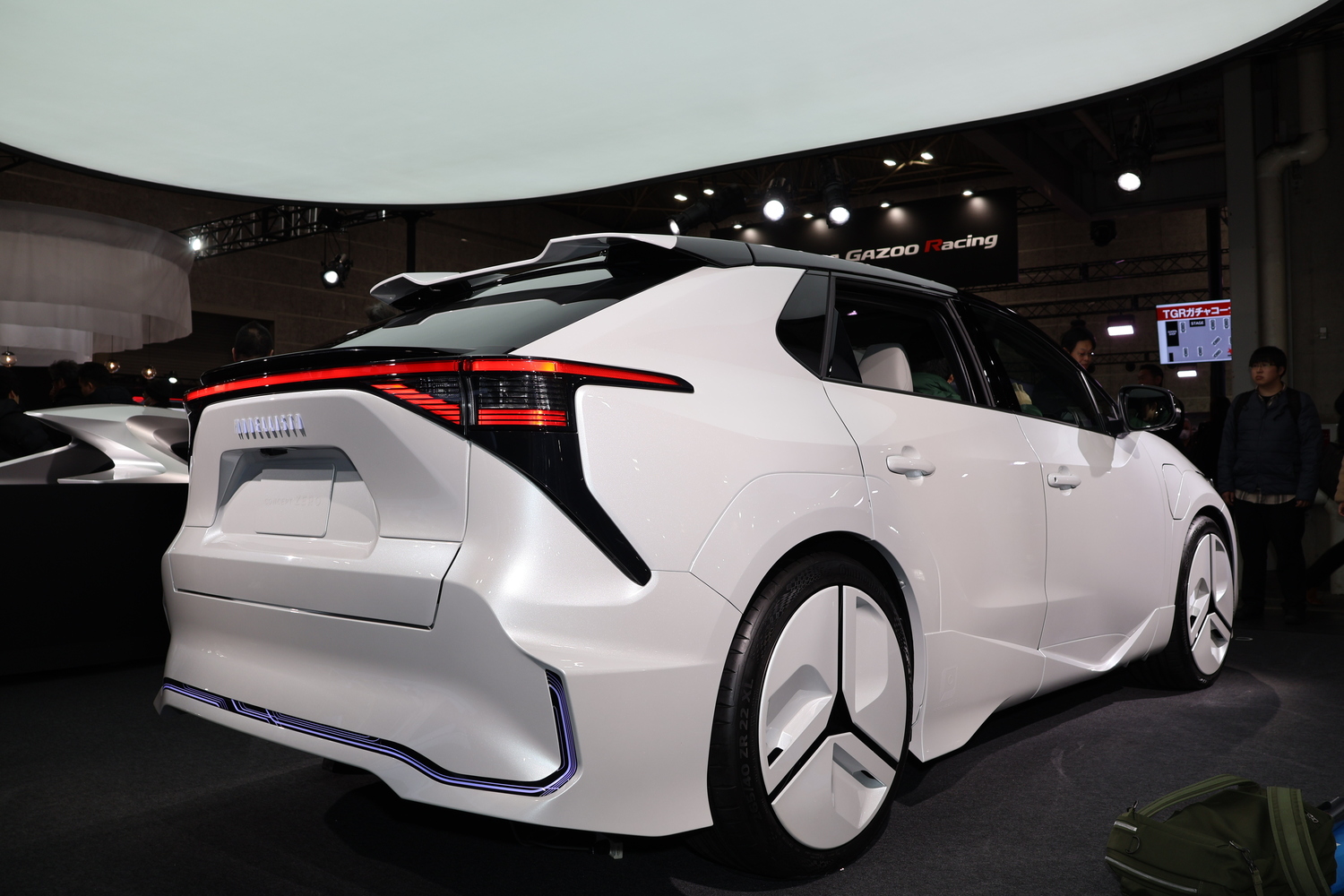 大阪オートメッセ2025に展示された「モデリスタ コンセプト ゼロ」をリヤから眺める