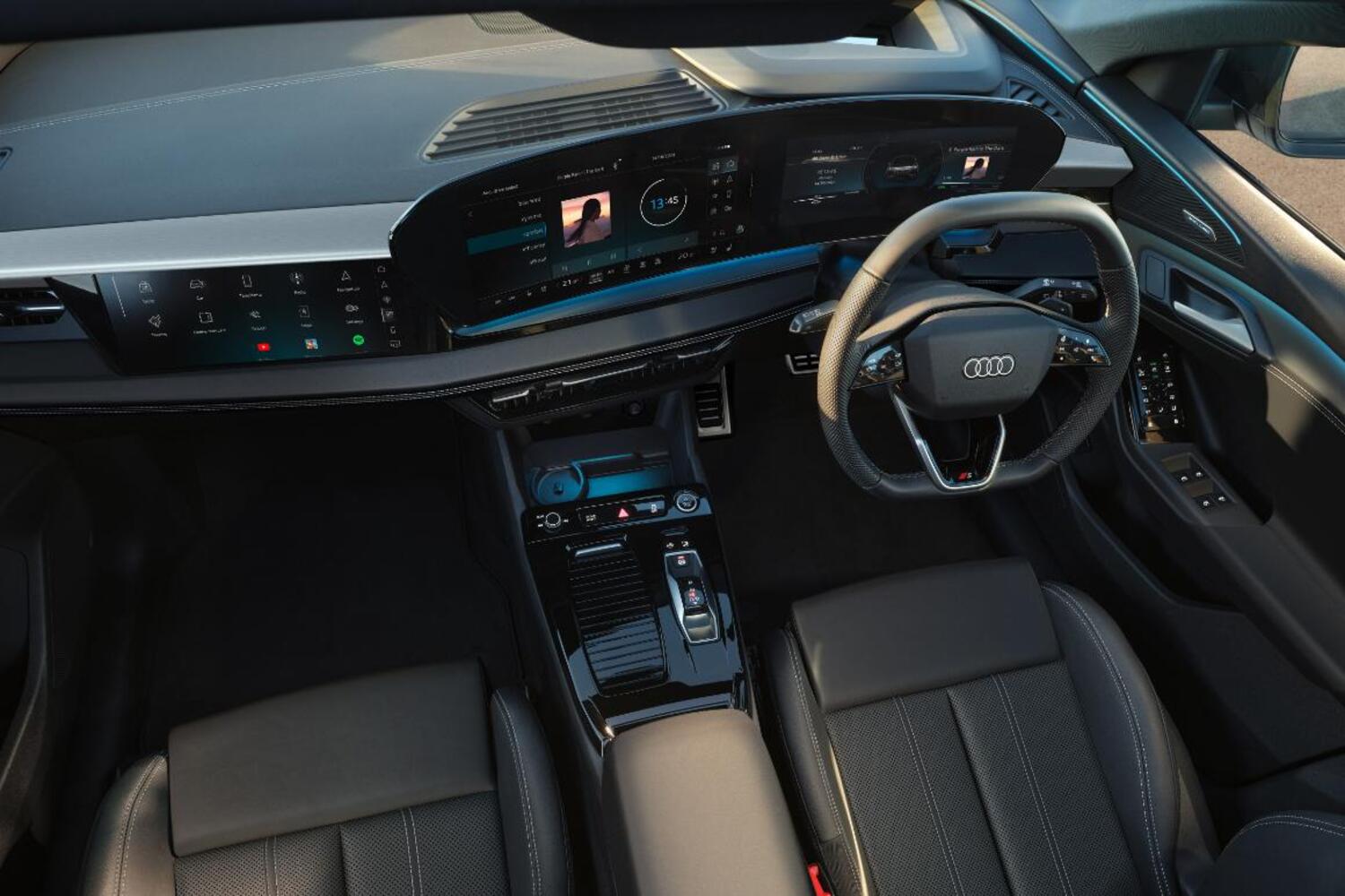 アウディQ6 e-tronの運転席　MMIパノラマディスプレイが特徴的