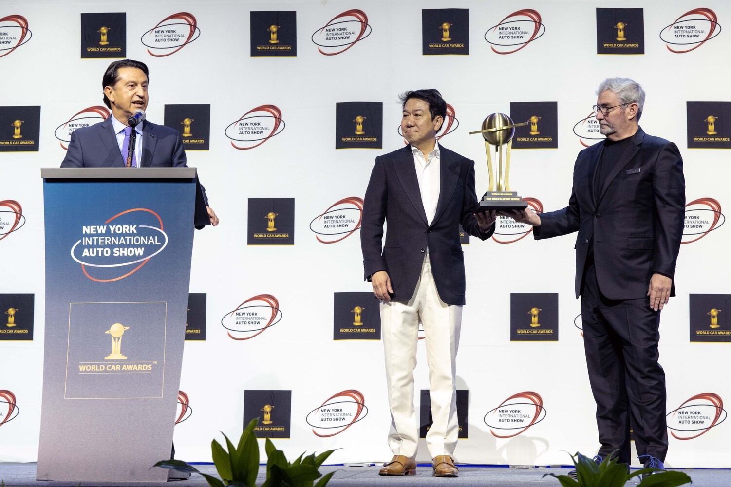 2025年ワールド・カー・アワードのワールド・エレクトリック・ビークルに選ばれたヒョンデ・インスターの受賞およびスピーチの模様
