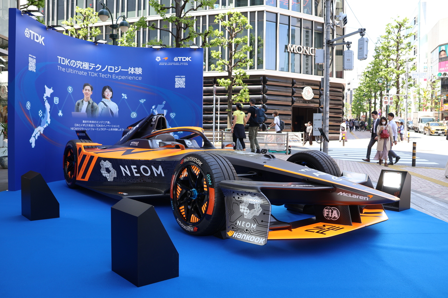 渋谷パルコ前に展示されたNEOM マクラーレンのフォーミュラEマシン