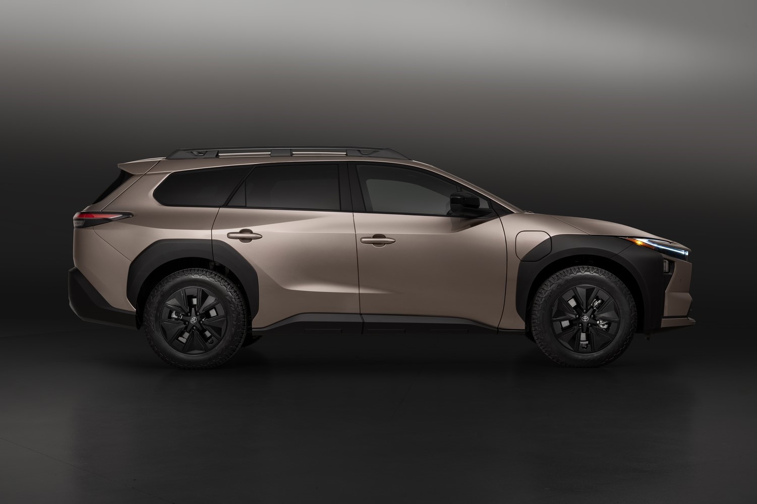 トヨタの新型EV「bZ Woodland」のサイドビュー