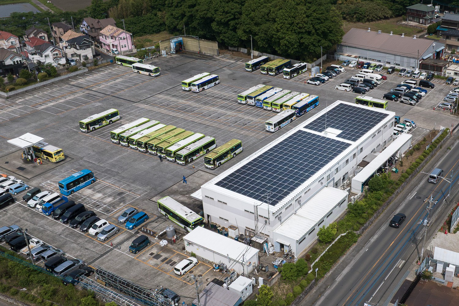 国際興業さいたま東営業所の車庫屋上に設置されたオンサイト太陽光発電設備