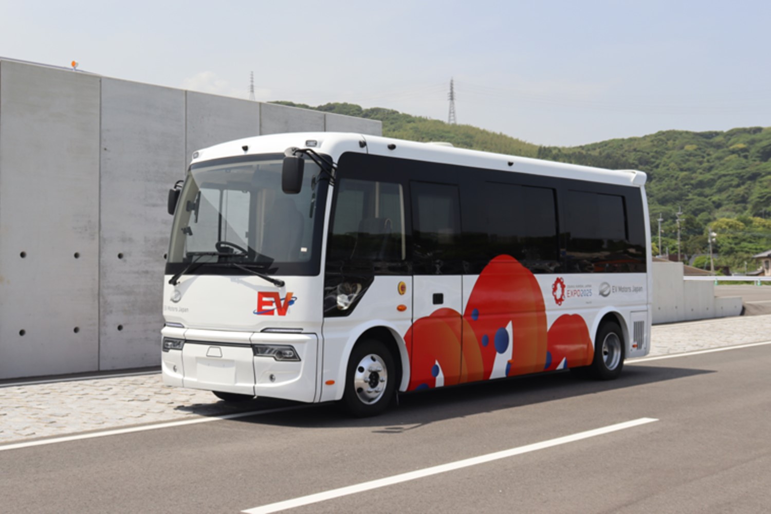 EVモーターズ・ジャパンのEVマイクロバス「V8-Micro Bus」