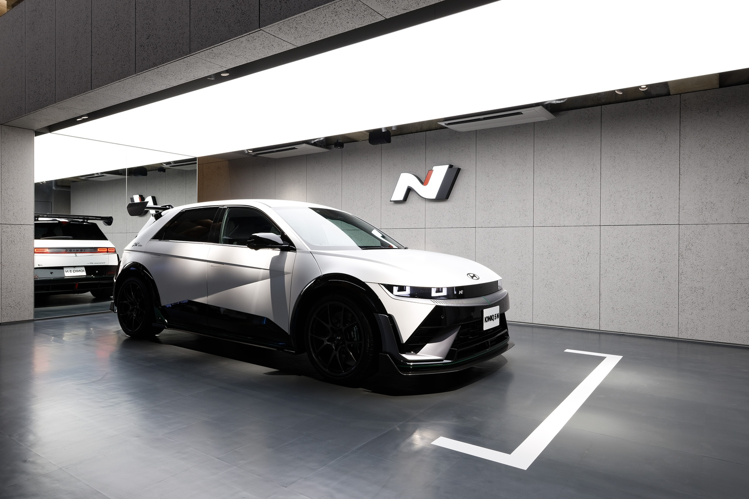 hyundai customer experience center大阪の店内