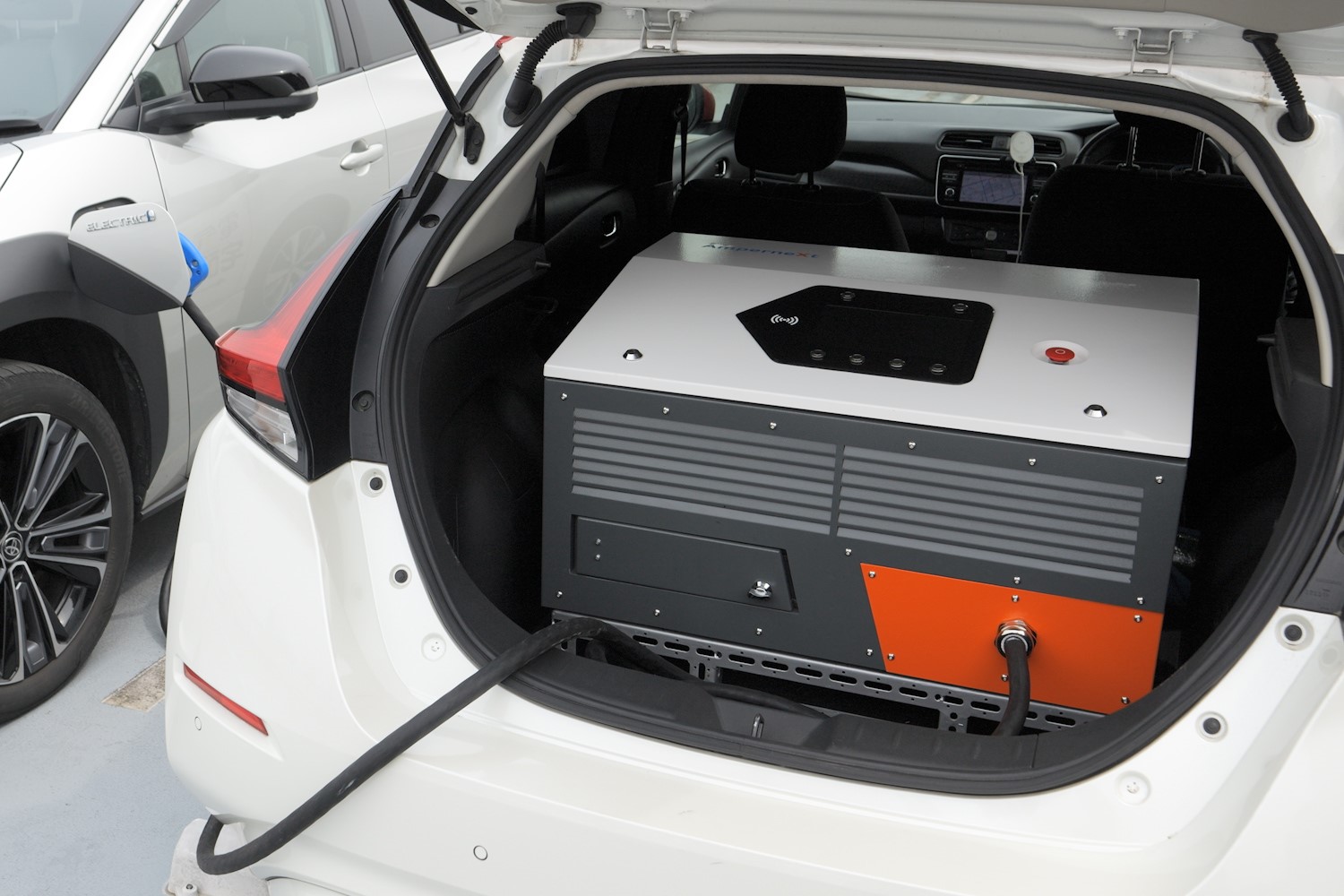 急速充電車のMESTA Proに搭載された大容量急速充電器「Amp 8000 Series」