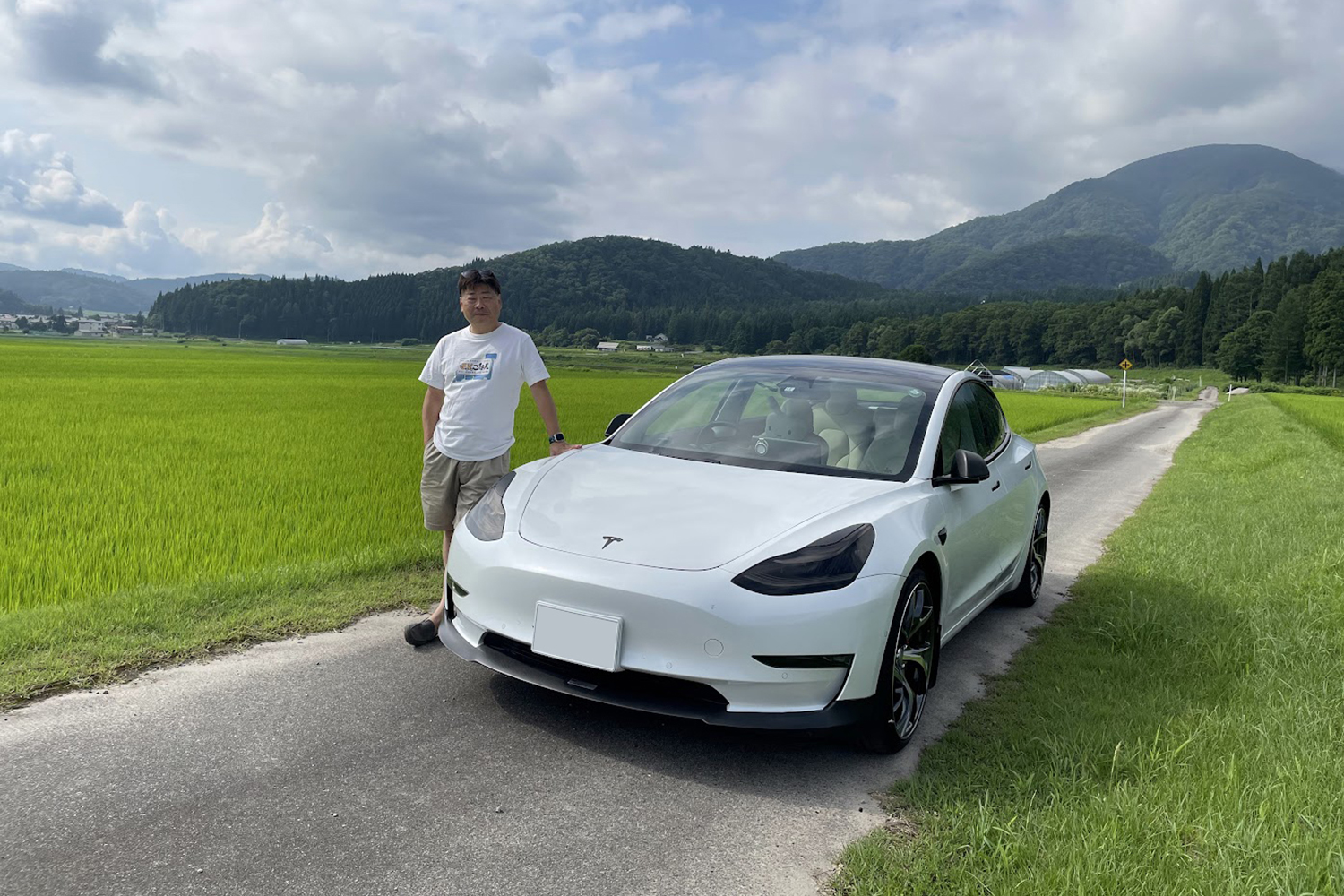 石井さんとテスラ車