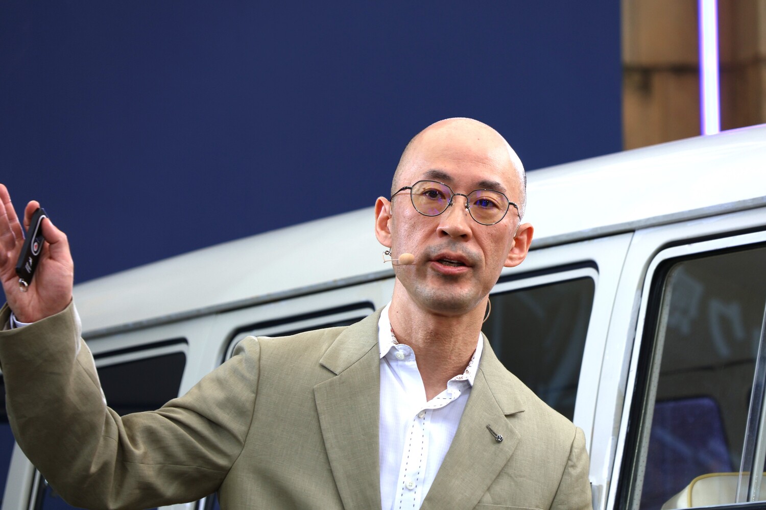2025年6月20日のフォルクスワーゲンID.Buzz発表会で車両について説明するフォルクスワーゲン ジャパンのプロダクトマネジメントでシニアマネージャーを務める沢村武史氏