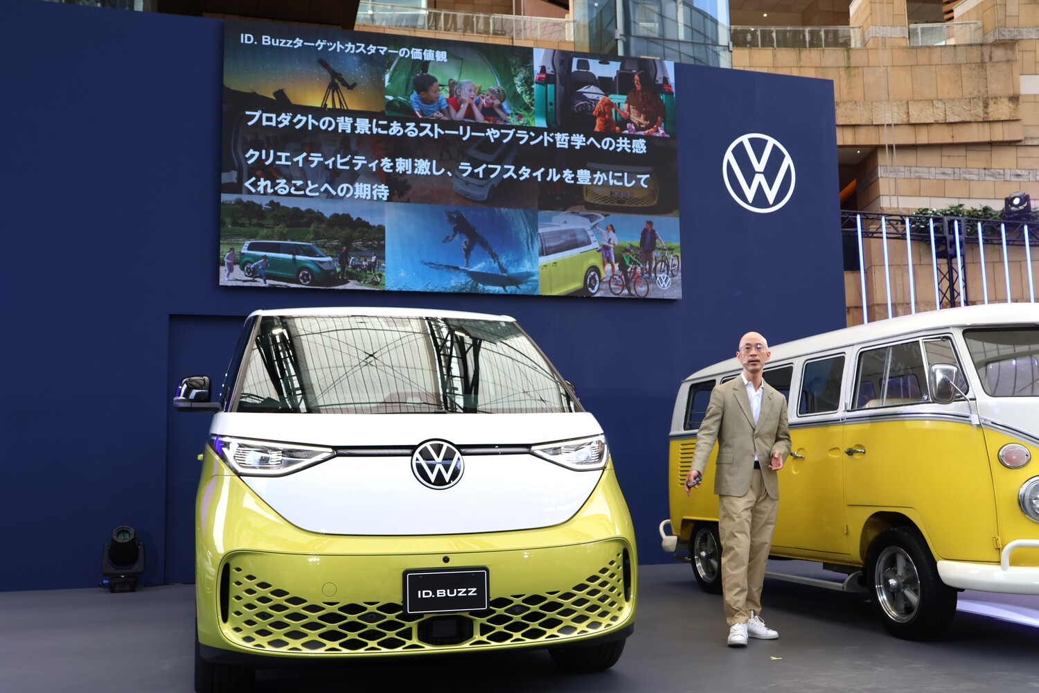 フォルクスワーゲンのEVミニバン「ID.Buzz」の顧客層について説明するフォルクスワーゲン ジャパンのプロダクトマネジメントでシニアマネージャーを務める沢村武史氏