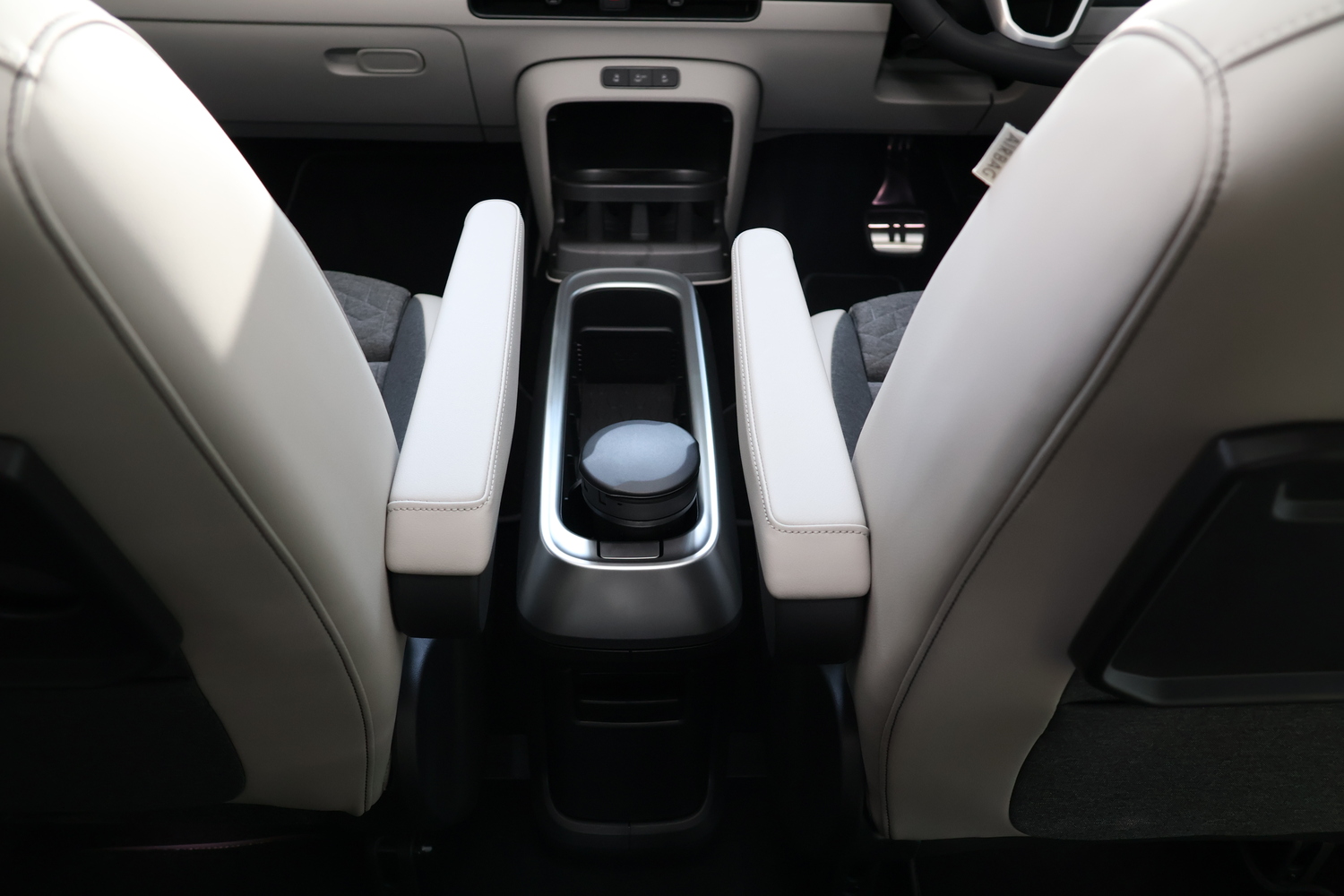 ID.Buzzの運転席と助手席の間に備わるID.Buzzボックス