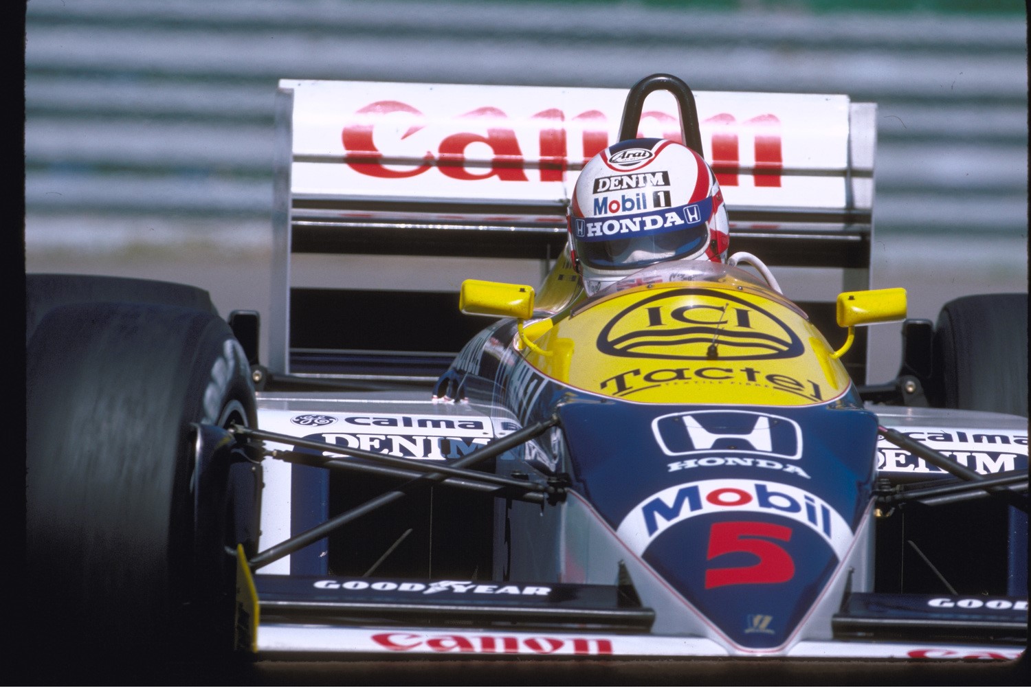 1986年のF1に参戦したウィリアムズ・ホンダ FW11を操るナイジェル・マンセル