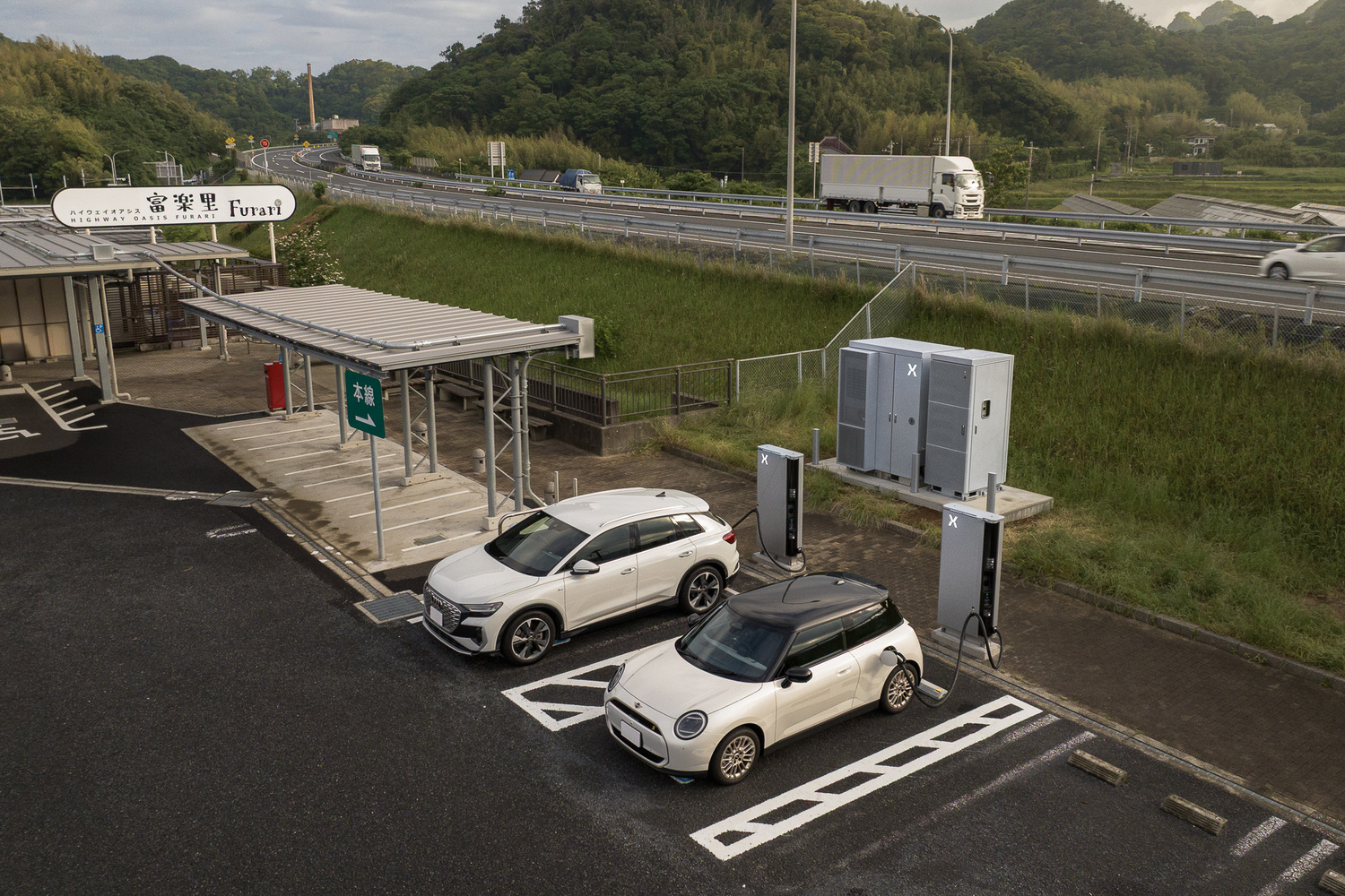 富津館山道路ハイウェイオアシス富楽里の充電ステーションに設置されたパワーエックスの蓄電池型超急速EV充電器「Hypercharger」