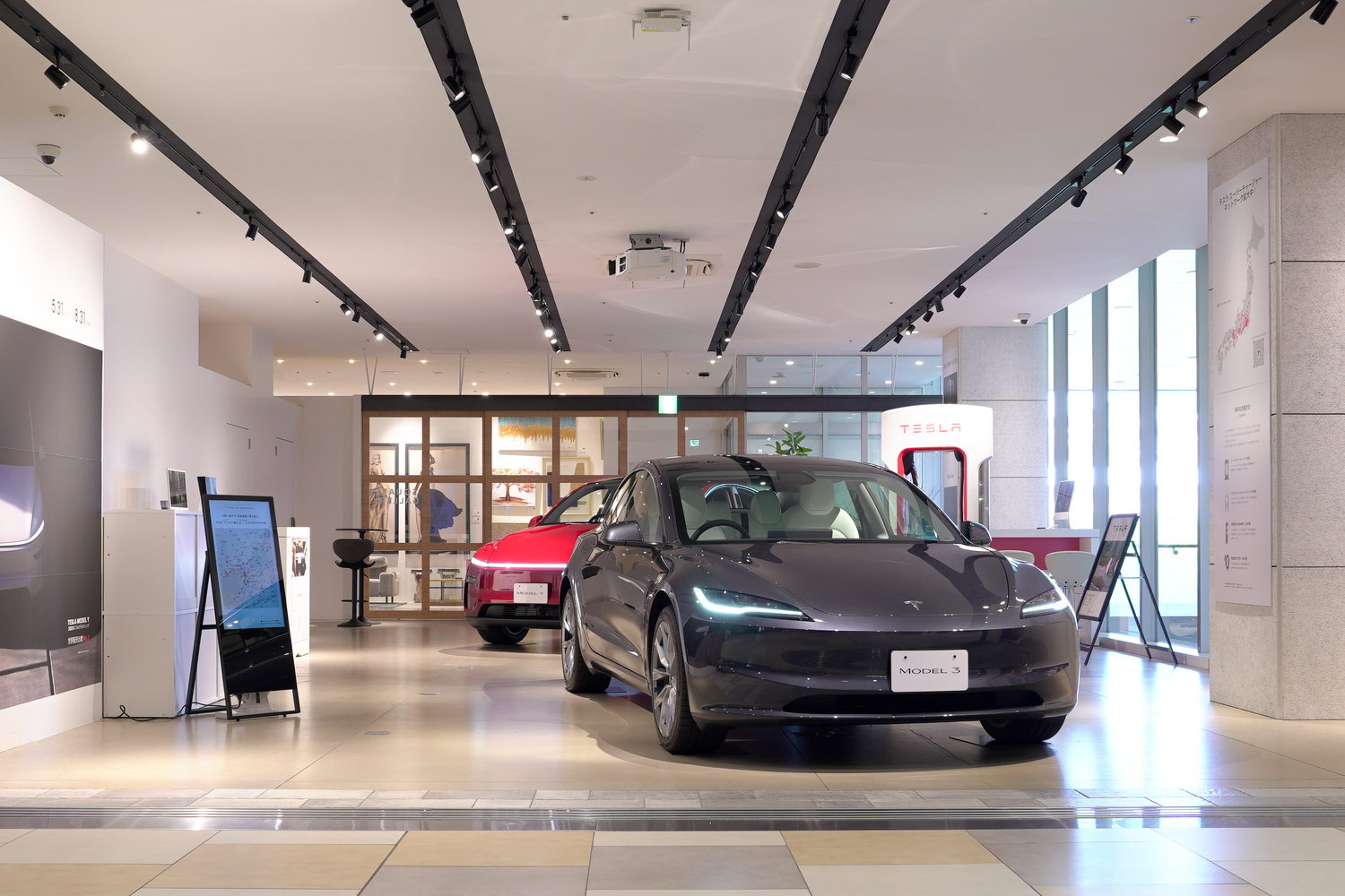 テスラストア内に展示されたモデル3と新しいモデルY