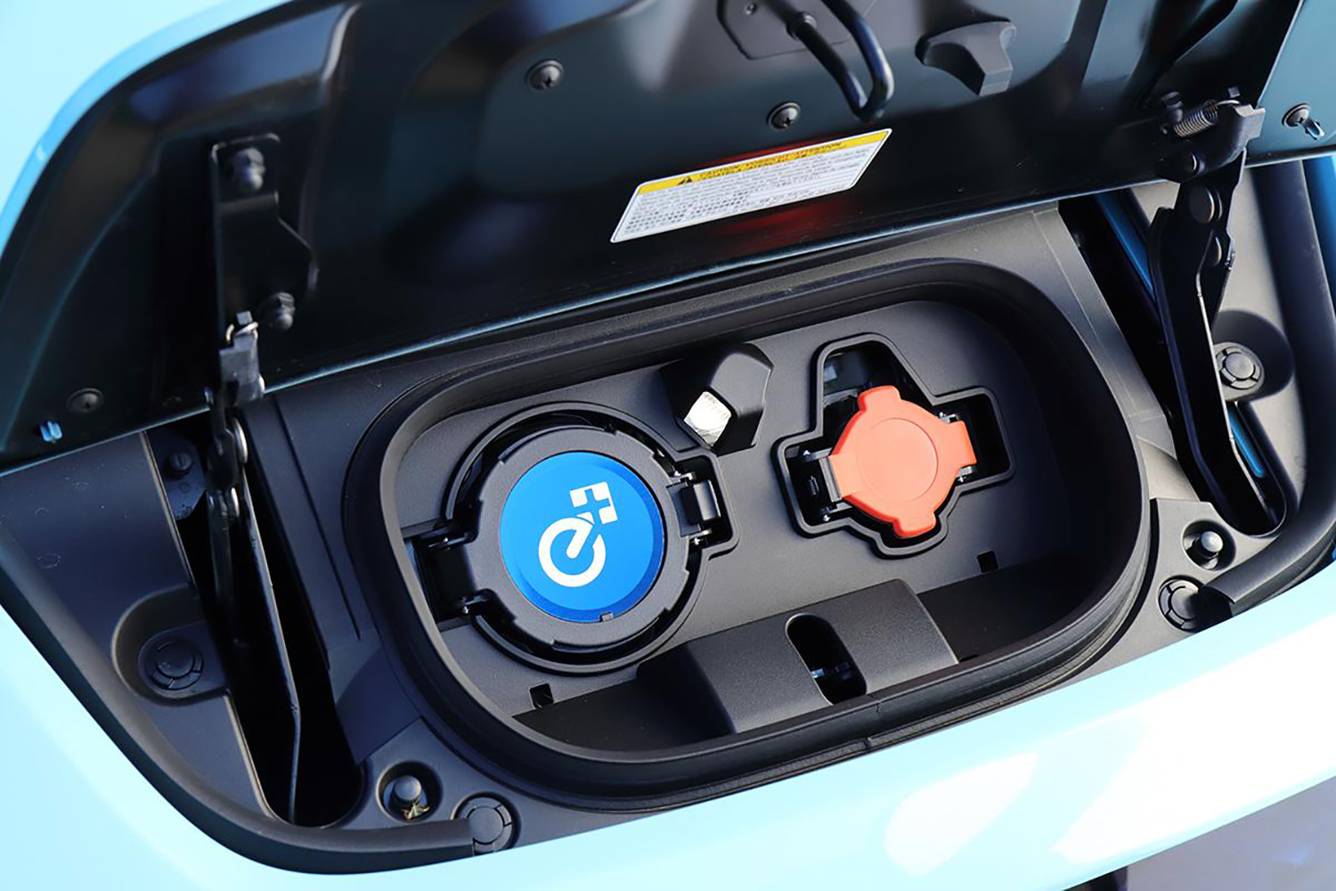 日産リーフの充電口