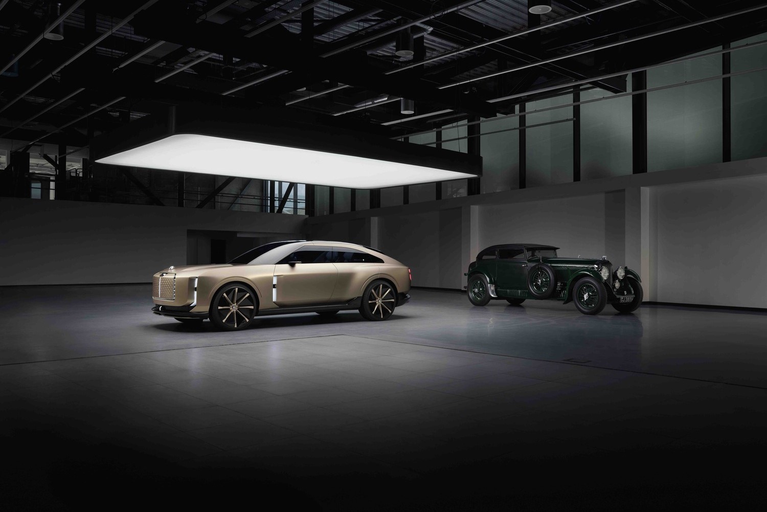ベントレーのコンセプトモデル「EXP15」と、1930年製のベントレー・スピードシックス