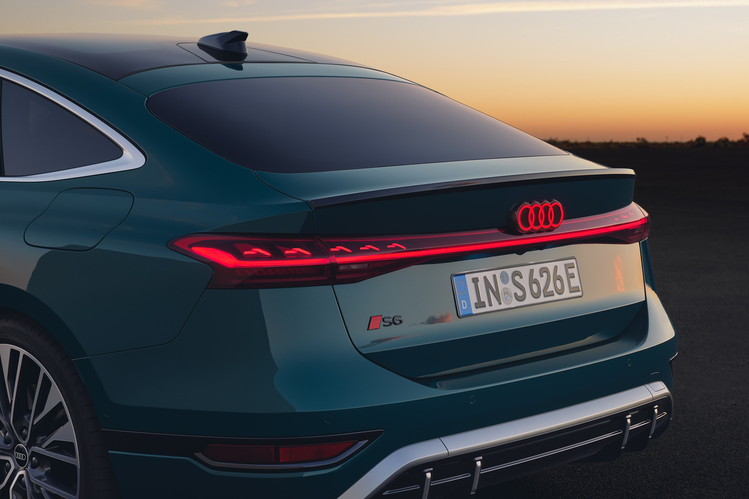 デジタルOLEDリヤライトを備えたアウディS6 スポーツバックe-tron quattroのテールデザイン