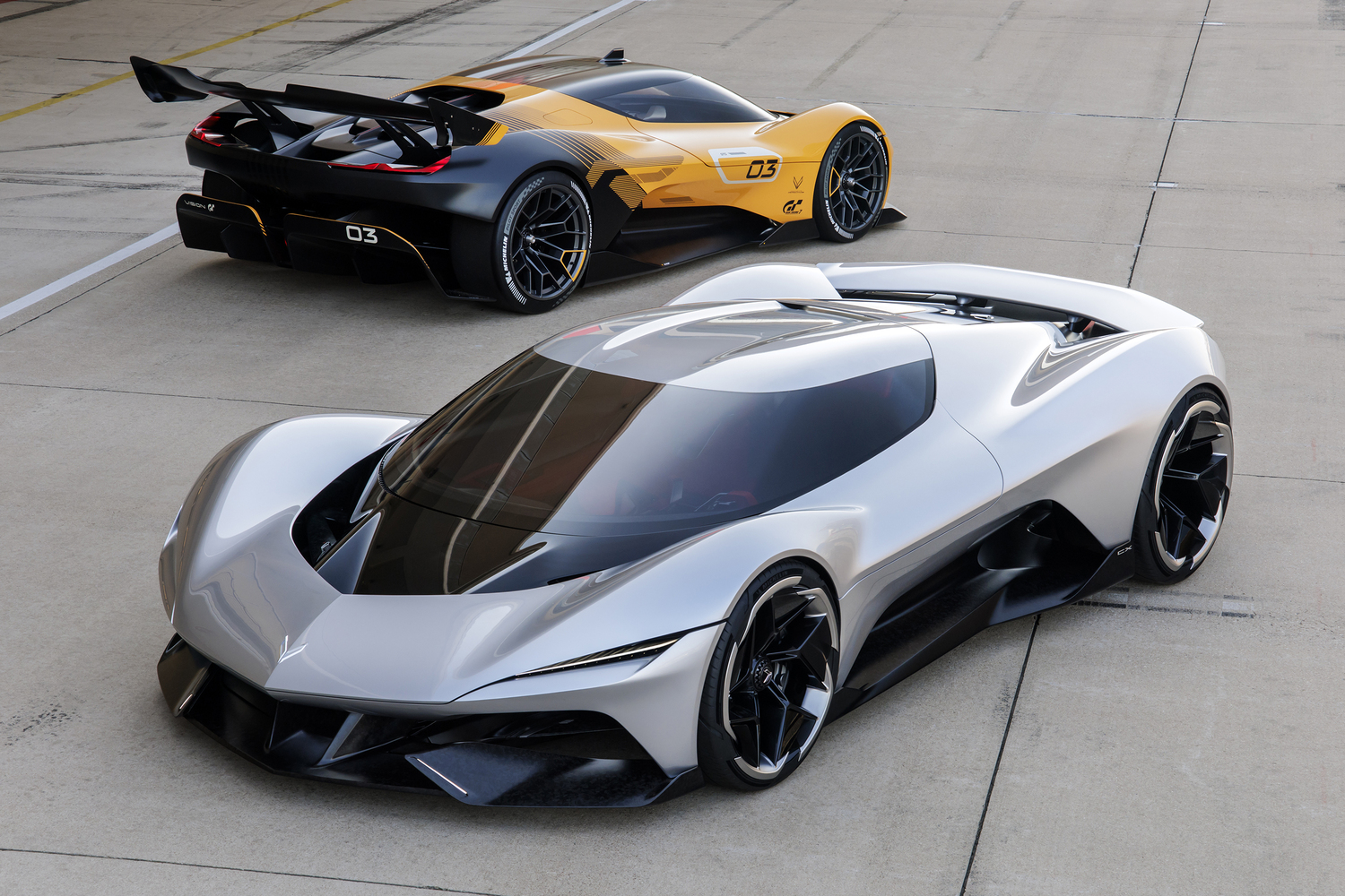 シボレーが2025年8月15日に発表した2台のコンセプトカー　手前が「コルベットCX」　奥が「コルベットCX.R ビジョン グランツーリスモ」