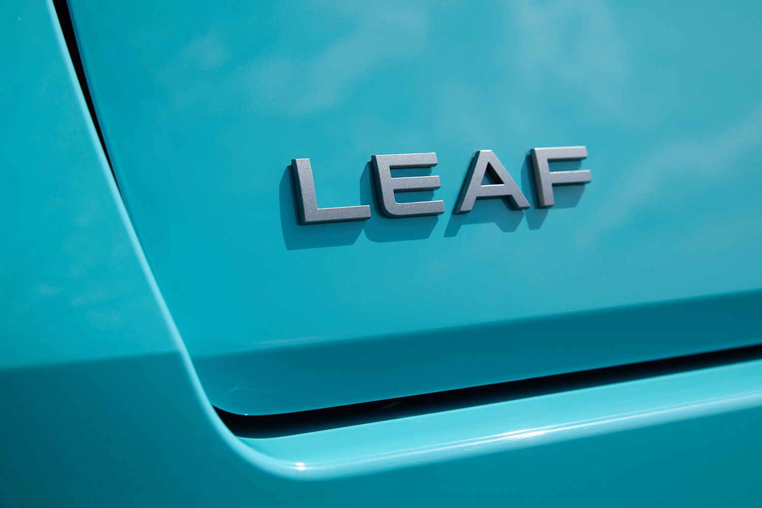 日産新型リーフのエンブレム