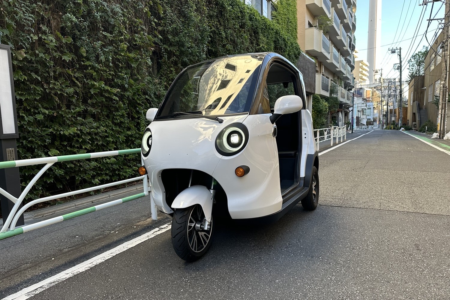 外装色ホワイトのEVジェネシス・スリールオータ
