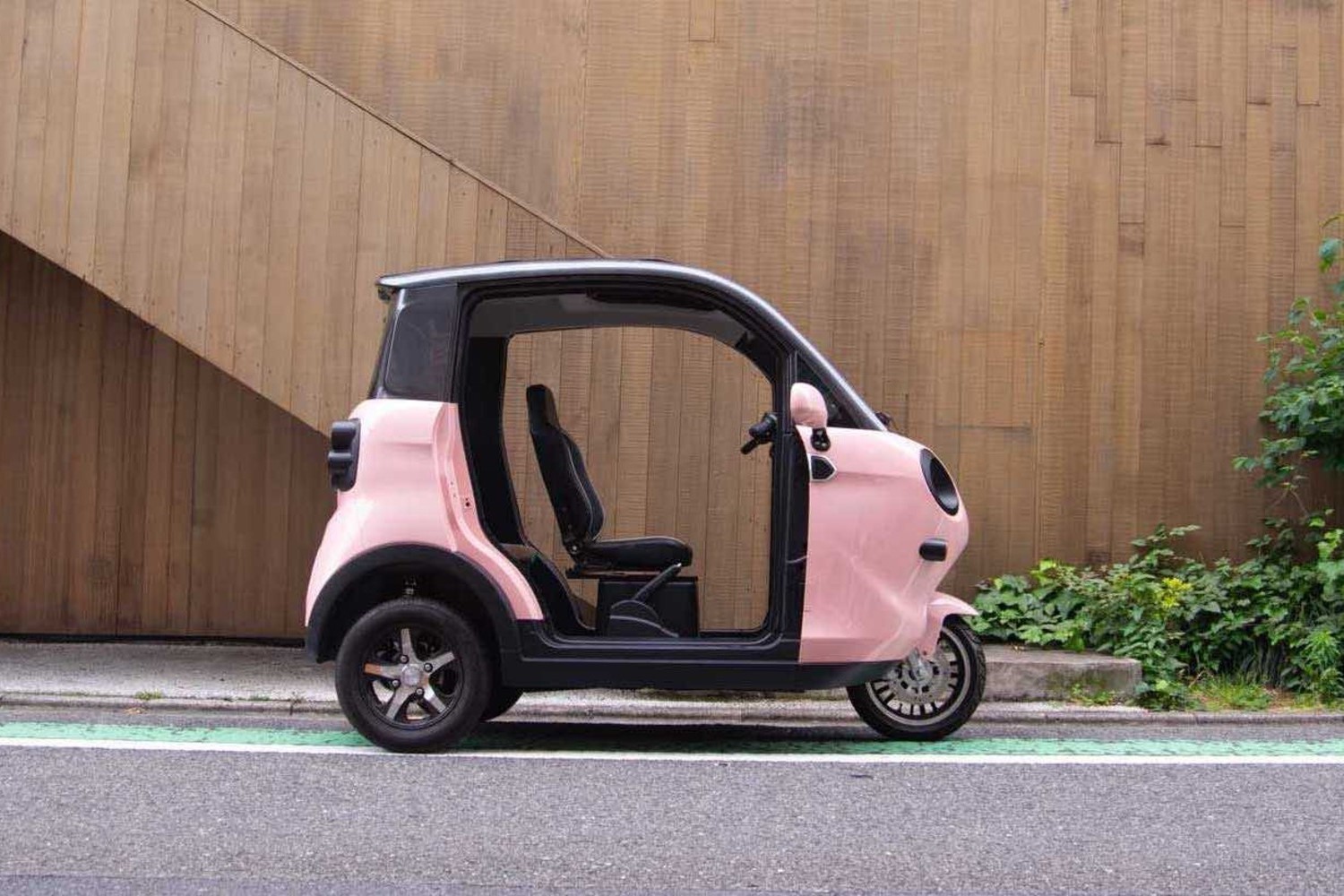 EVジェネシスから2025年8月1日に30台限定で発売されたソーラーパネル搭載型スリールオータの特別仕様車は写真のピンクのほか全4色を展開