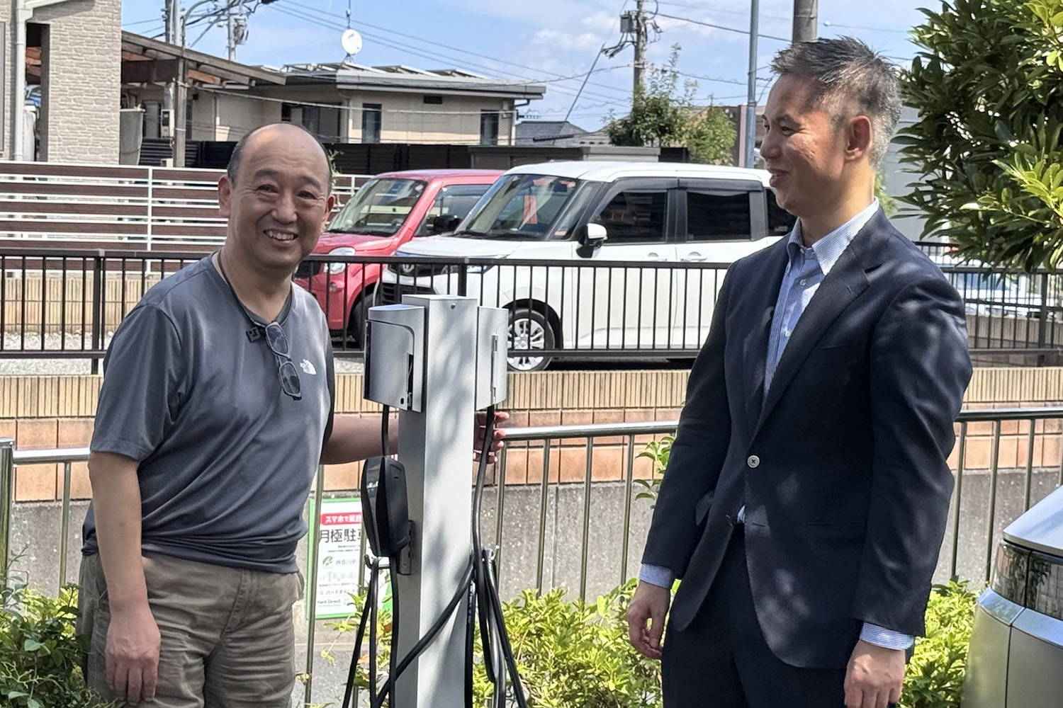 グレーシアパーク⼋王⼦みなみ野管理組合法人・長期修繕委員会　の茂木氏（左）とユビ電株式会社COOの白石氏（右）