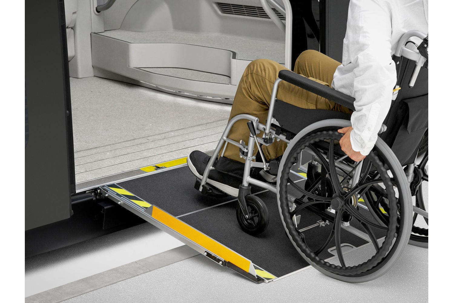トヨタeパレットの電動スロープを用いた車いすの乗降