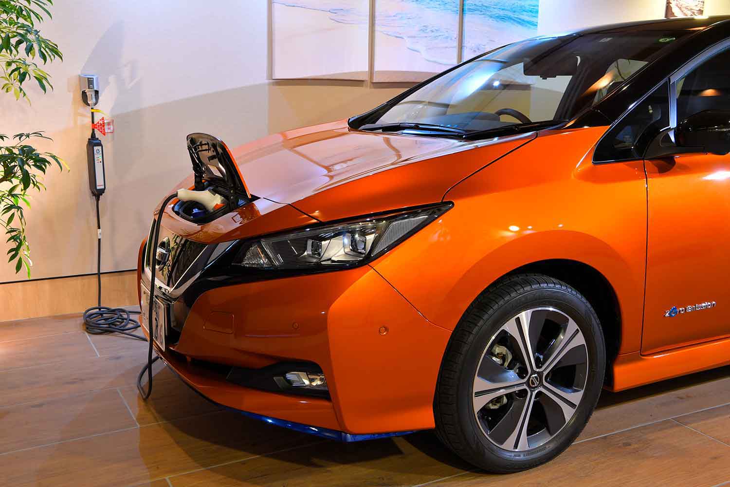 充電をするEV